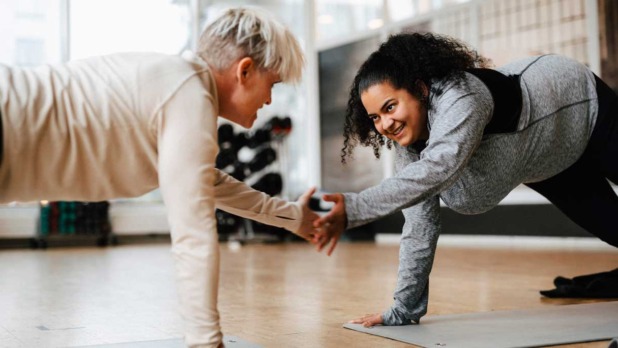 Samen sporten traint je sociale spier high five tijdens training