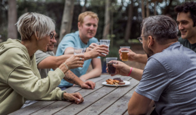 Familie feest aan de picknicktafel