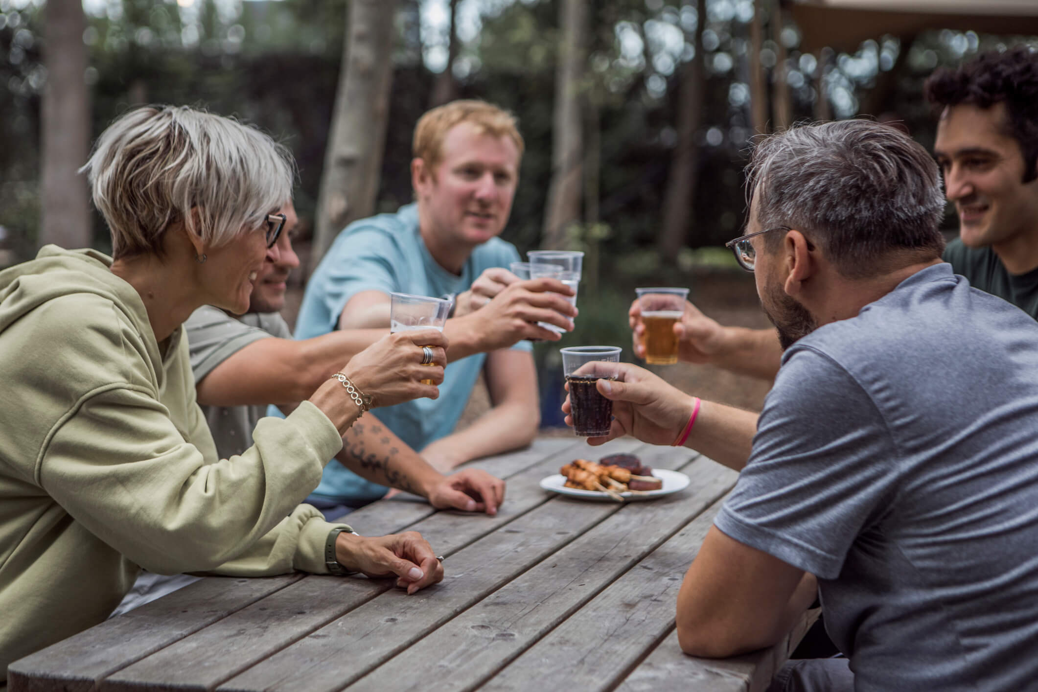 Familie feest aan de picknicktafel