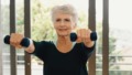 Vrouw traint met gewichtjes