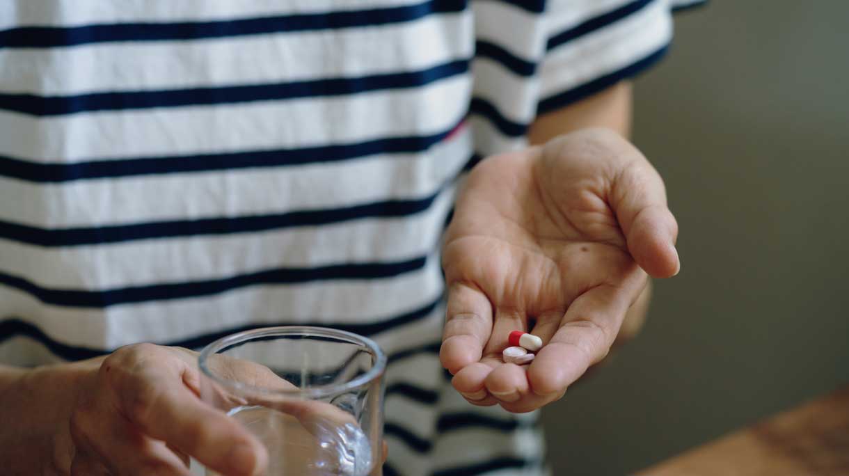 Vrouw neemt supplementen