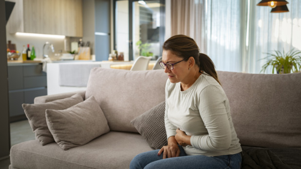 Vrouw met pijn in de buik