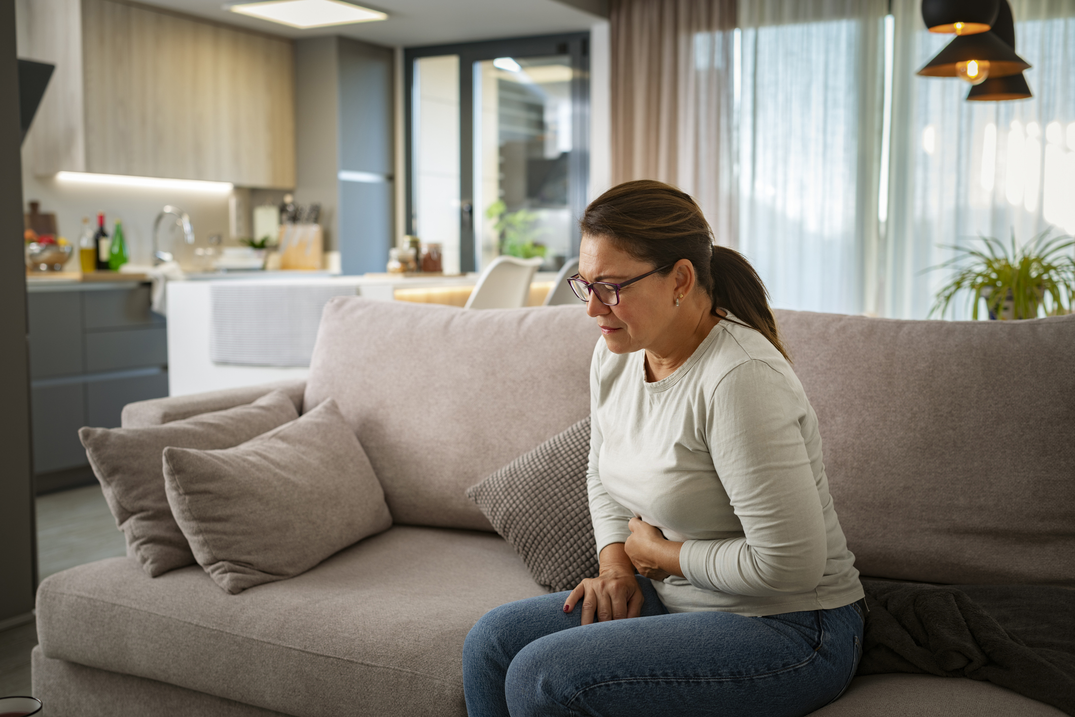 Vrouw met pijn in de buik