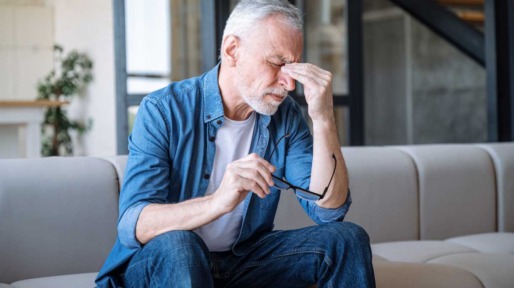 Man zit met droge ogen op de bank