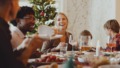 Vrouw aan het kerstdiner