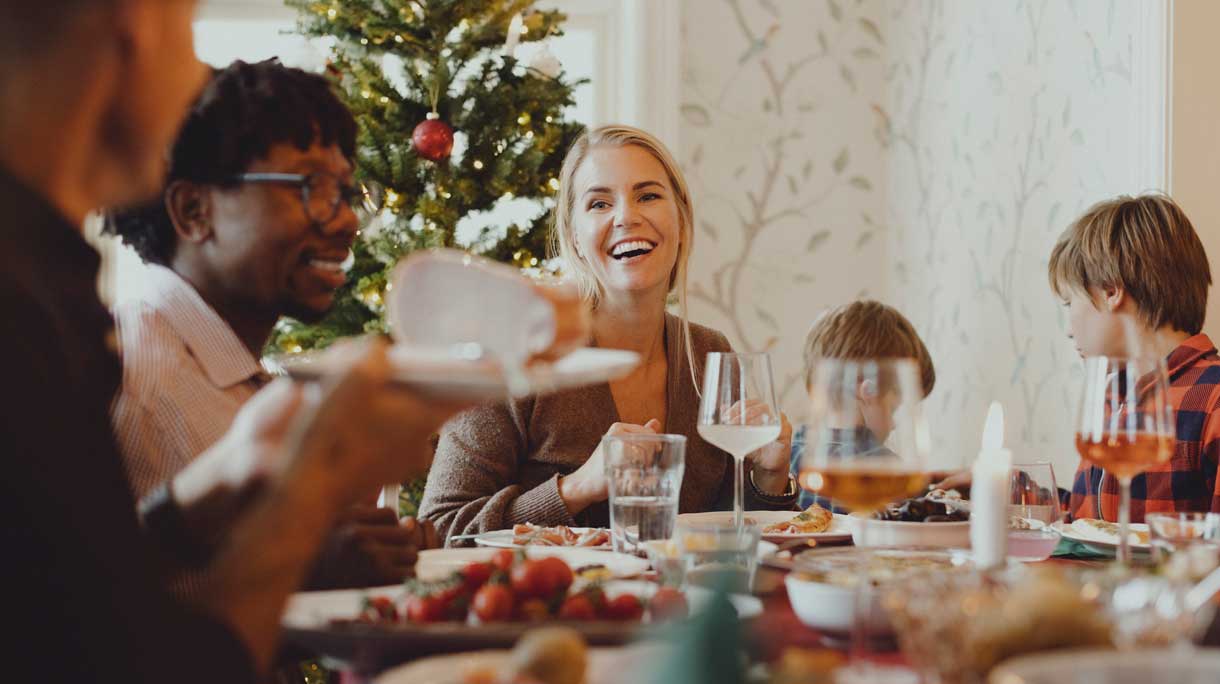 Vrouw aan het kerstdiner
