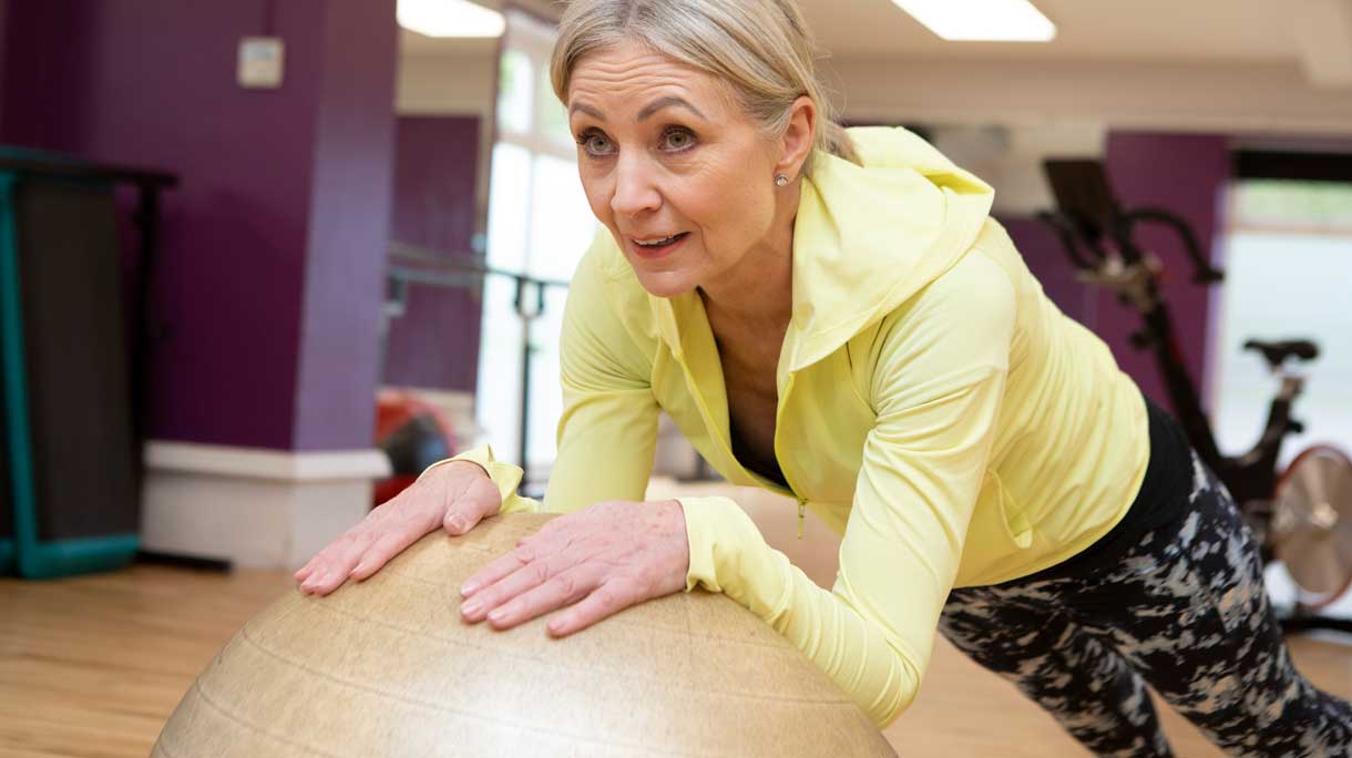 Vrouw doet oefening met grote bal