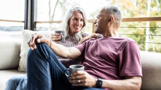 Man en vrouw in de ochtend ontspannen aan een kop koffie