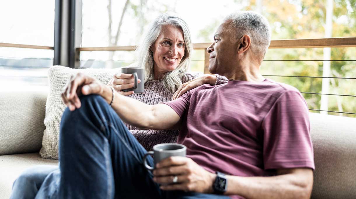 Man en vrouw in de ochtend ontspannen aan een kop koffie