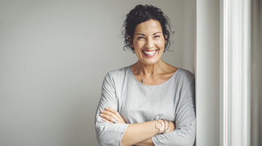 vrolijke vrouw van 50-plus