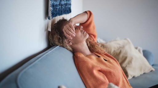 Vrouw in de overgang op de bank