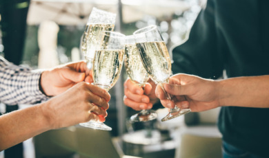 Mensen proosten met champagne