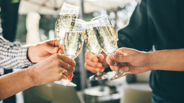 Mensen proosten met champagne