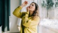 Vrouw druppelt haar ogen