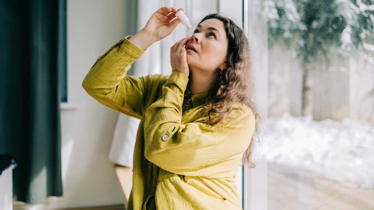 Vrouw druppelt haar ogen