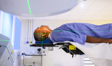 man wordt behandeld met laserlicht
