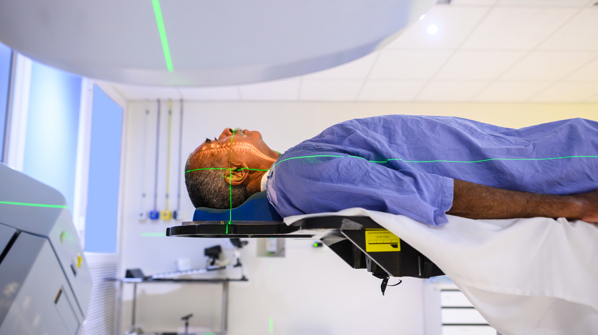 man wordt behandeld met laserlicht