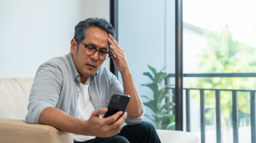 Man zit thuis op zijn telefoon