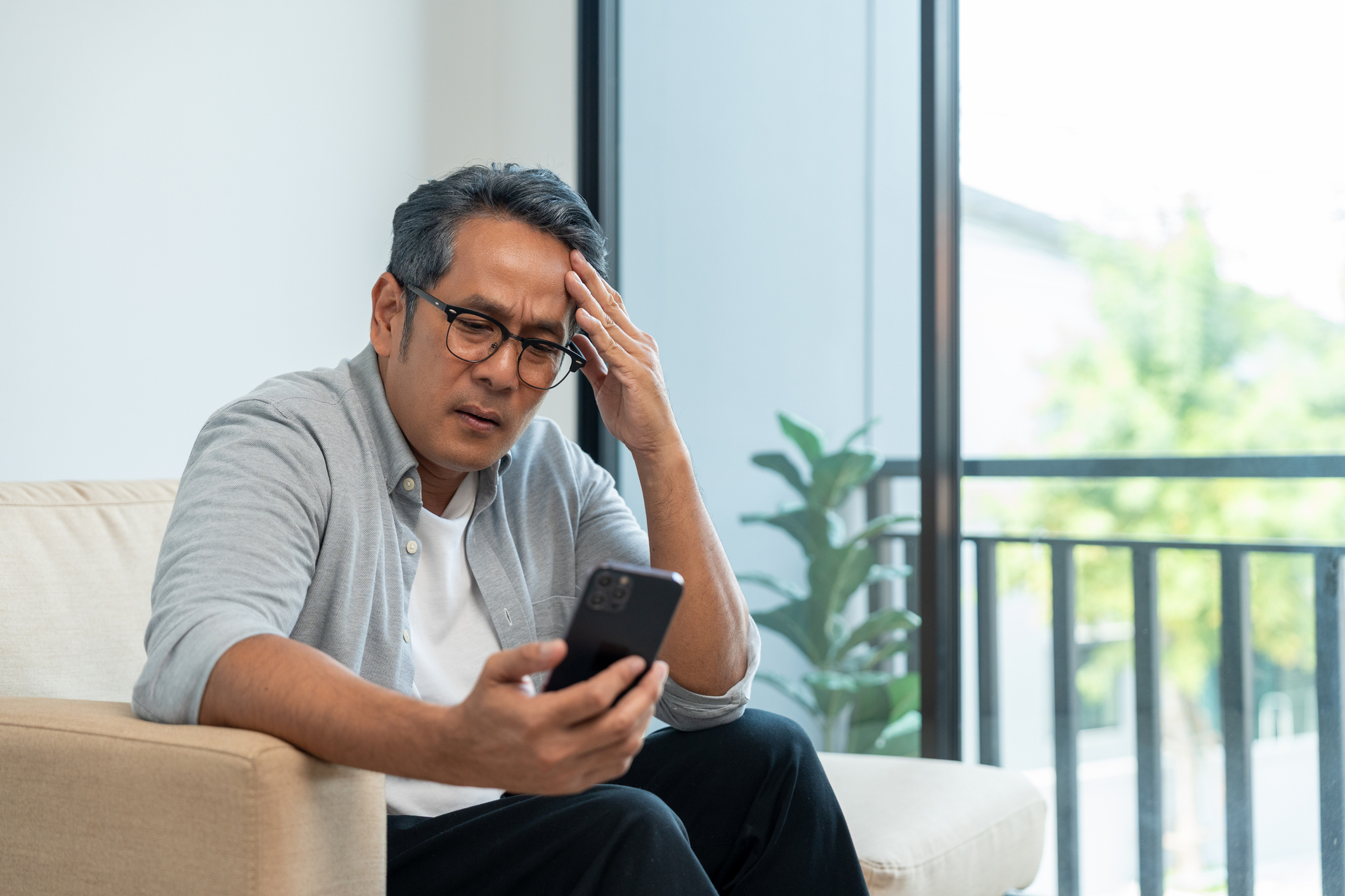 Man zit thuis op zijn telefoon