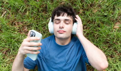 Man met koptelefoon in het park