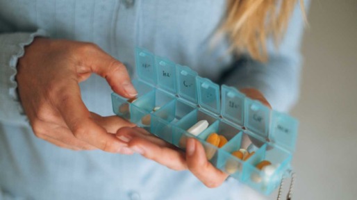 vrouw met pillendoosje