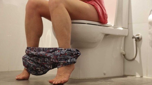 Vrouw op toilet