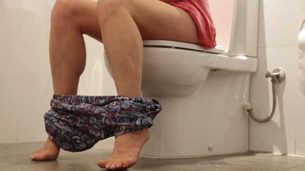 Vrouw op toilet