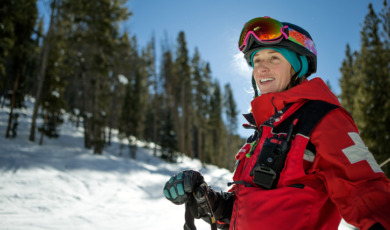 Vrouw op de skipiste