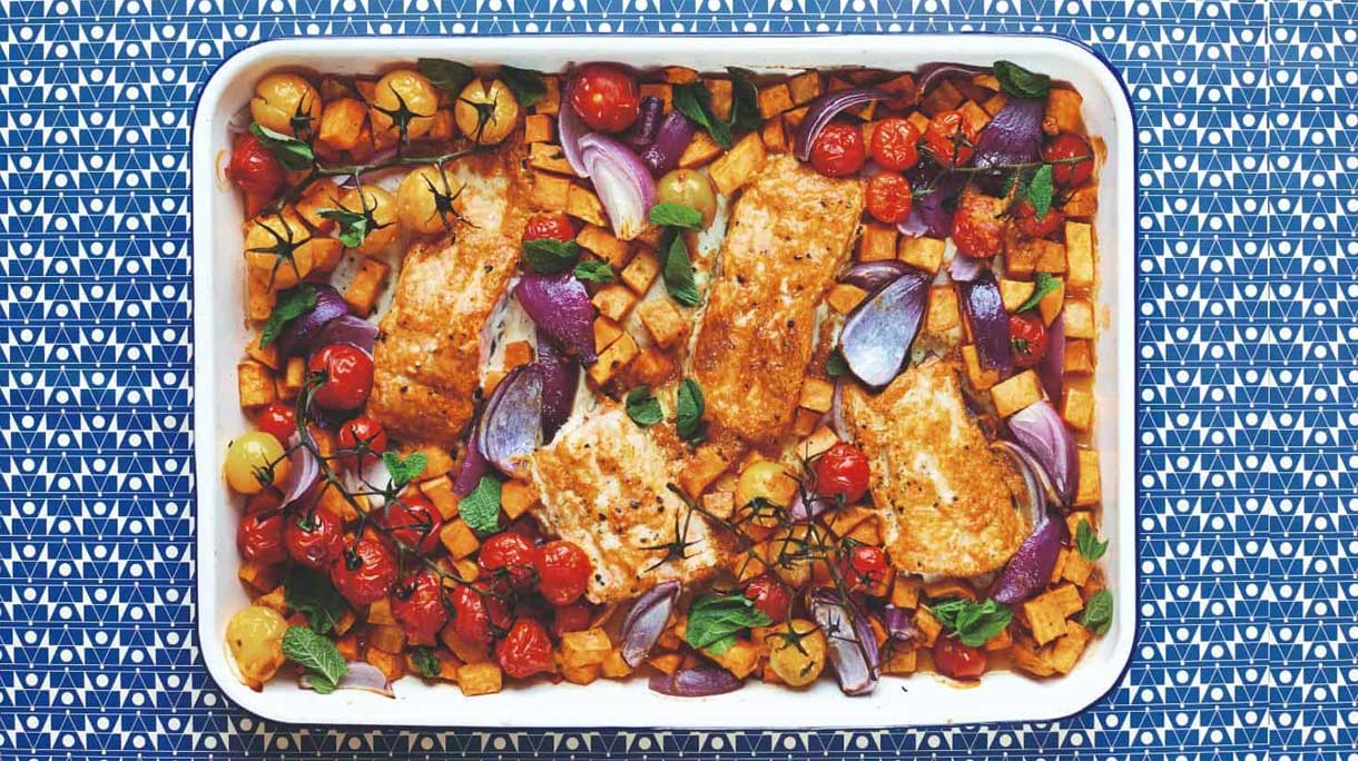 Zalm-tandoori met zoete aardappel, tomaten en rode ui
