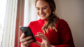 Vrouw is op de telefoon bezig met Whatsapp