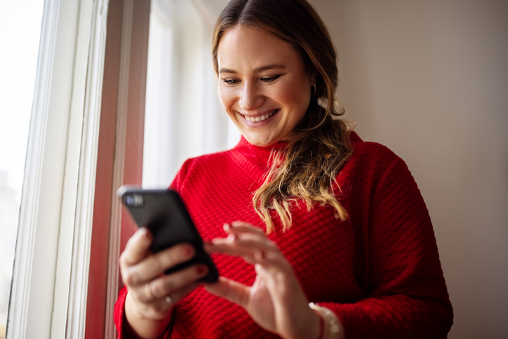 Vrouw is op de telefoon bezig met Whatsapp