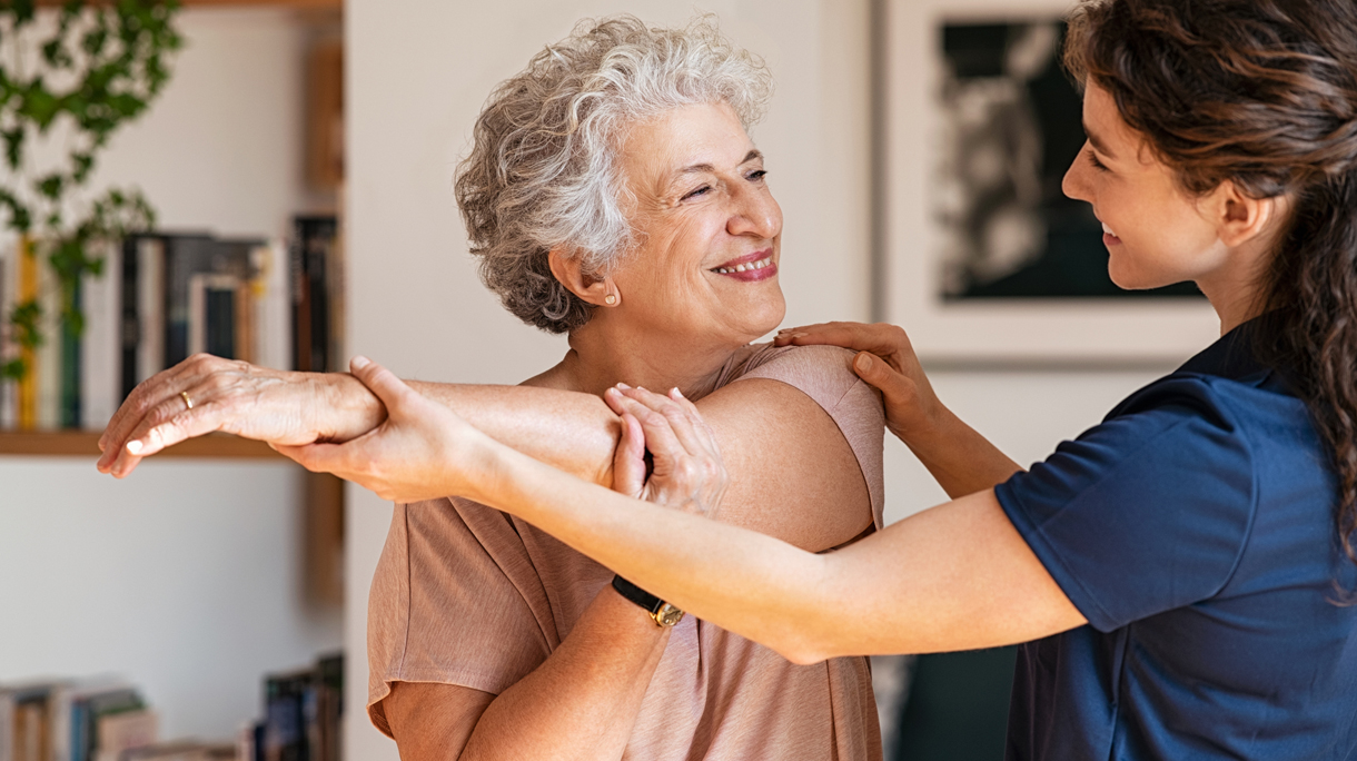oudere vrouw krijgt fysiotherapie