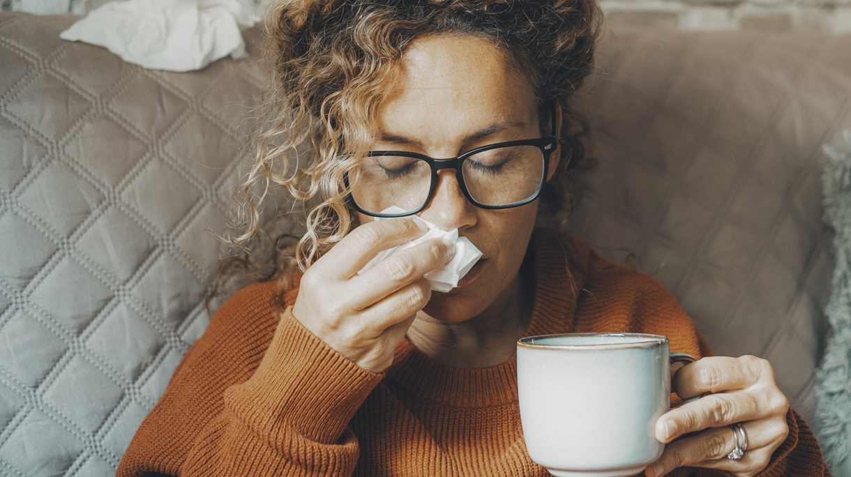 vrouw heeft hooikoorts in de winter