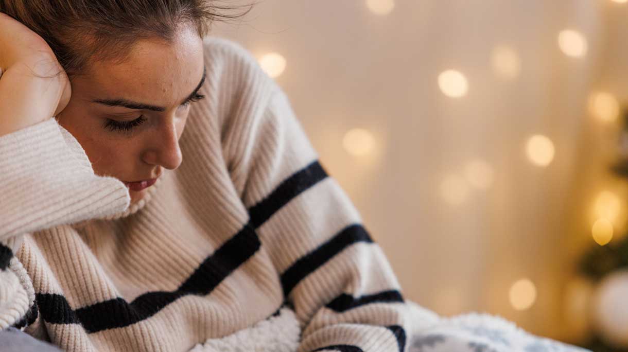 Vrouw op de bank met een winterdip, heeft nergens zin in