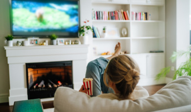 Vrouw kijkt televisie