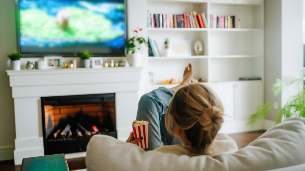 Vrouw kijkt televisie