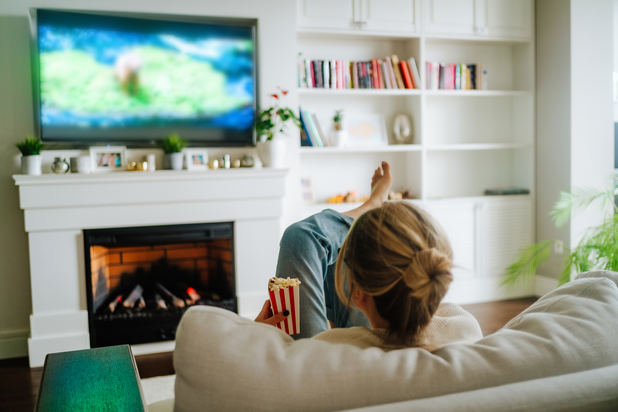 Vrouw kijkt televisie