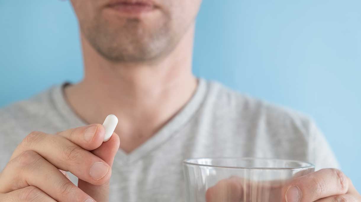 Man slikt statines om zijn cholesterol te verlagen