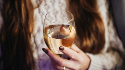 Vrouw met glas wijn in de hand