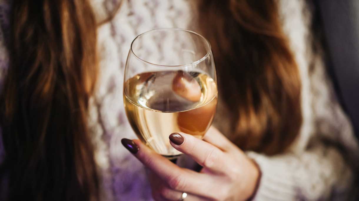 Vrouw met glas wijn in de hand