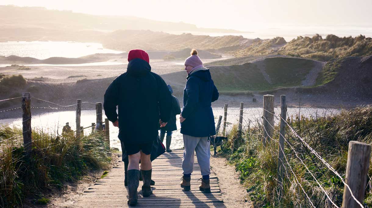 Wandelen in de winterkou langs het strand