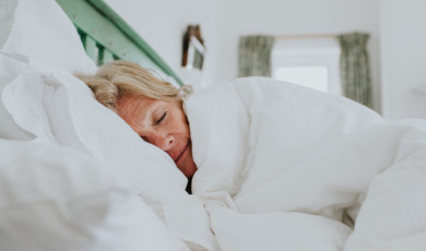 oudere vrouw slaapt in bed