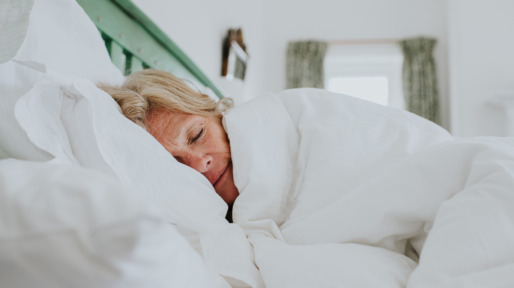 oudere vrouw slaapt in bed