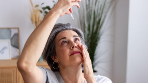 vrouw druppelt ogen