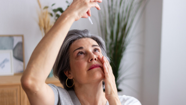 vrouw druppelt ogen
