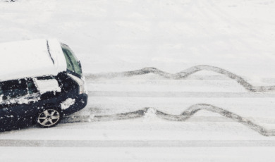 auto in de slip in de sneeuw