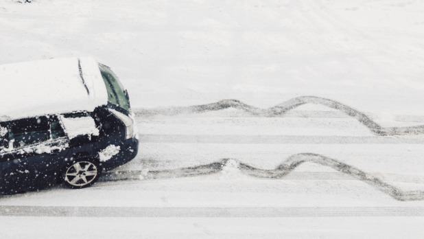 auto in de slip in de sneeuw