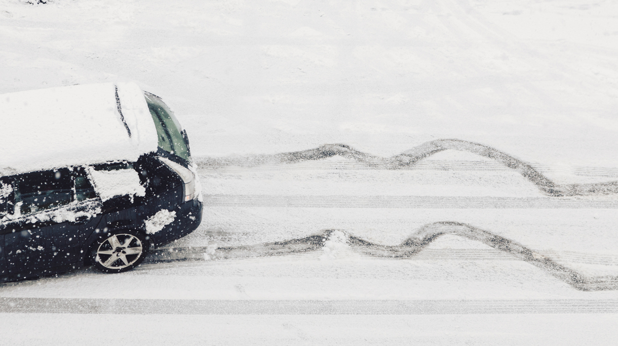 auto in de slip in de sneeuw