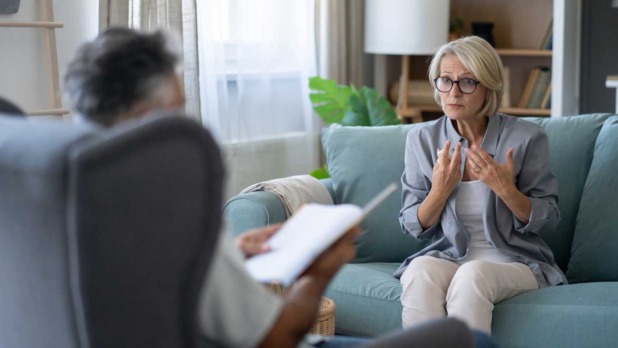 Vrouw op de bank in gesprek met een psycholoog