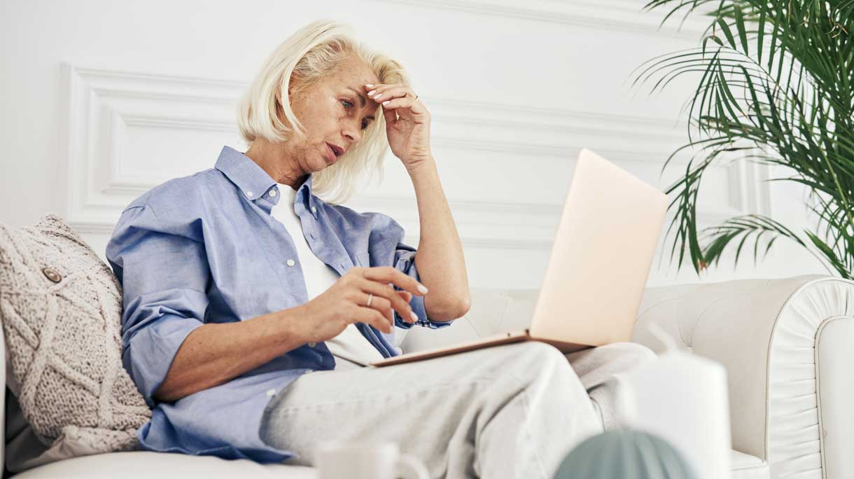 Vrouw in de stress achter laptop